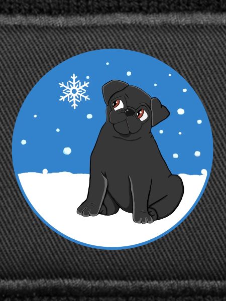 Schwarzer Mops im Schnee