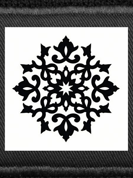 Detaillierte Schneeflocke mit Verzierung