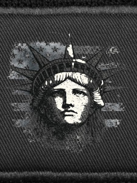 Freiheitsstatue mit US-Flagge