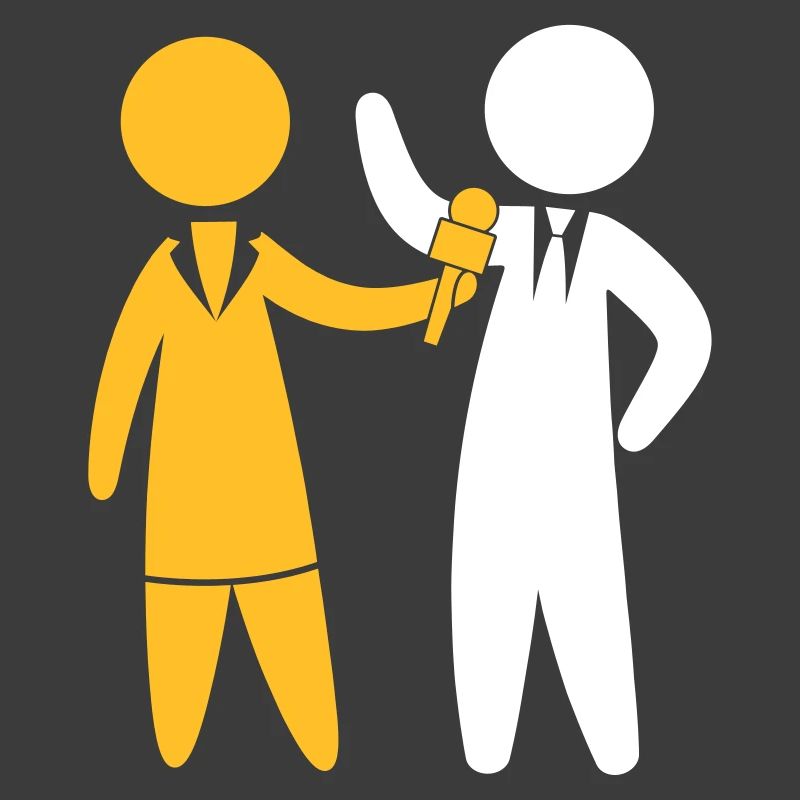 Le journaliste parle dans le micro