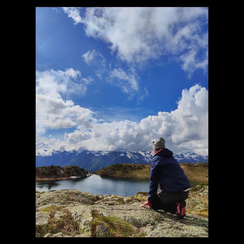 Wanderer, der in den alpinen Himmel blickt