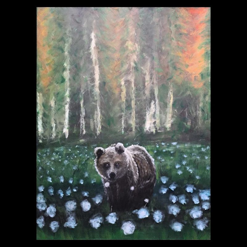 Bär in verschneiter Waldszene