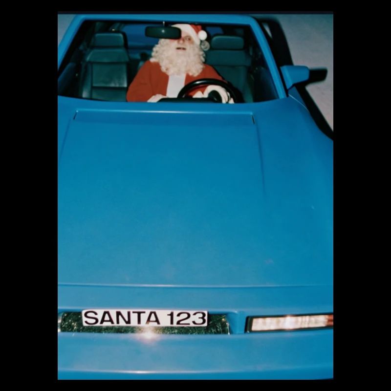 Weihnachtsmann im Sportwagen