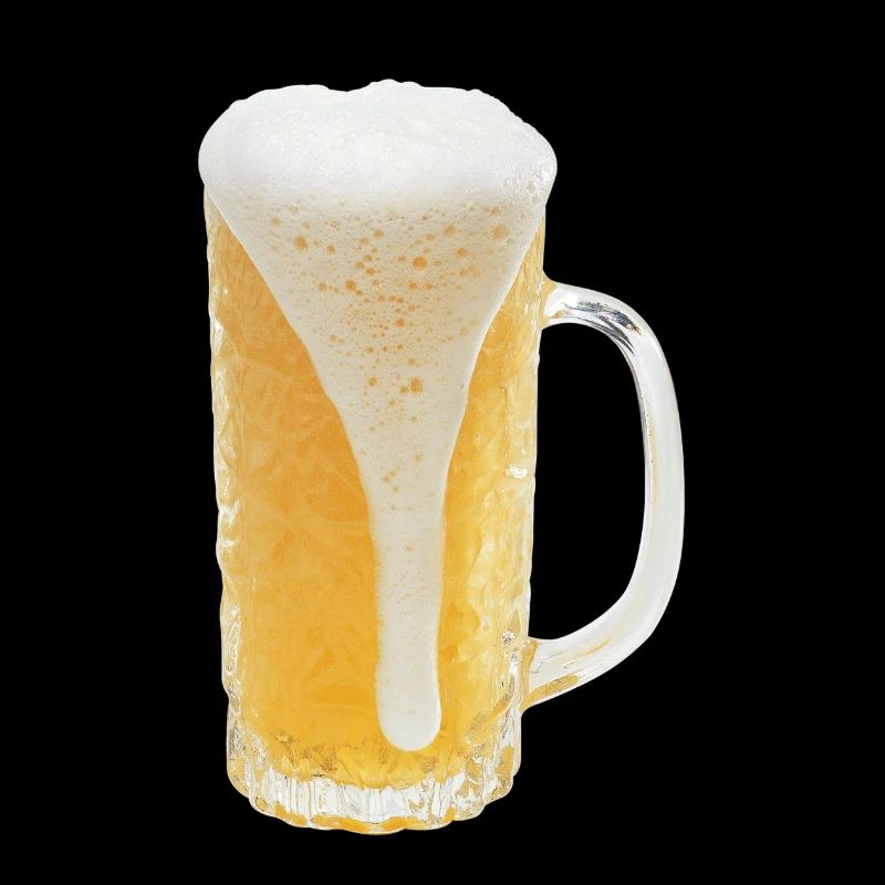 Bière dans un verre avec de la mousse