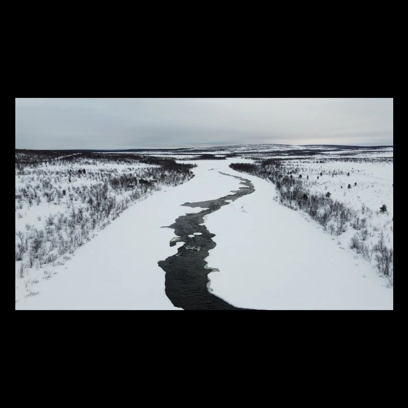Une rivière sinueuse dans un paysage enneigé