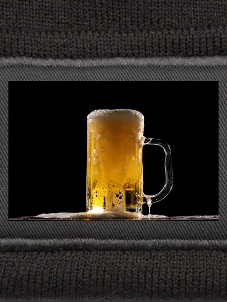 Bierkrug im Dunkel: Schaumschimmer