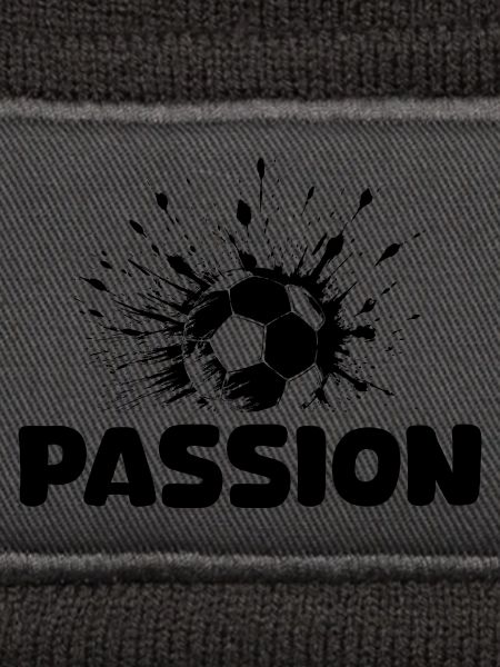 Explosiver Fußball in Schwarz-Weiß