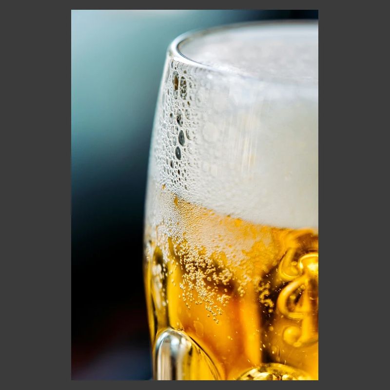 Motif de verre à bière doré clair