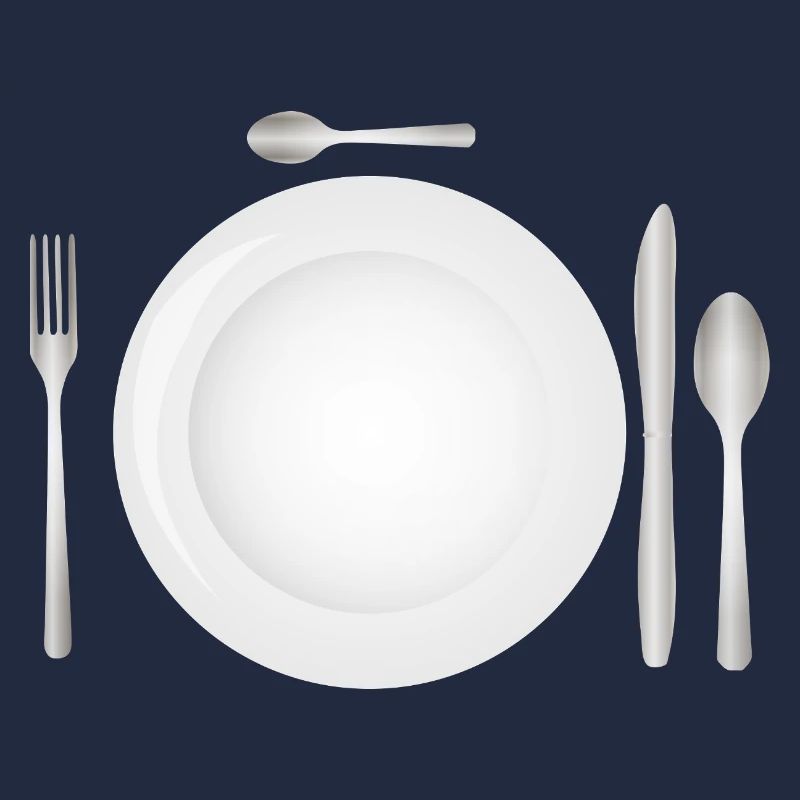 Mise en place de la table avec assiette vide et couverts
