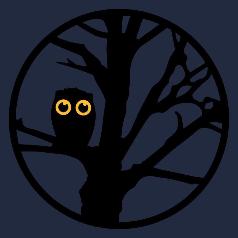 Eine Eule sitzt auf einem Baum