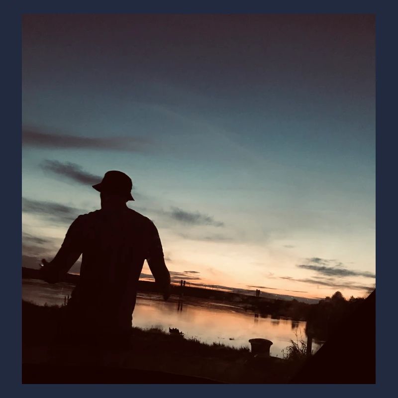 Flusslandschaft bei Sonnenuntergang