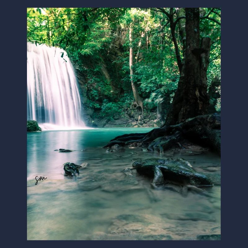 Grüner Wasserfall im Wald