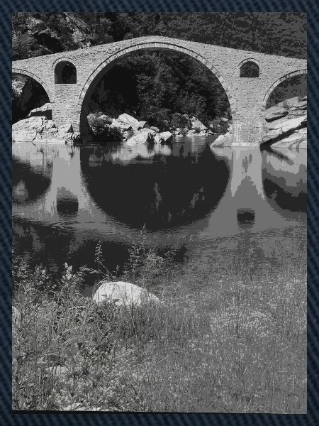 Alte Steinbrücke im Wald