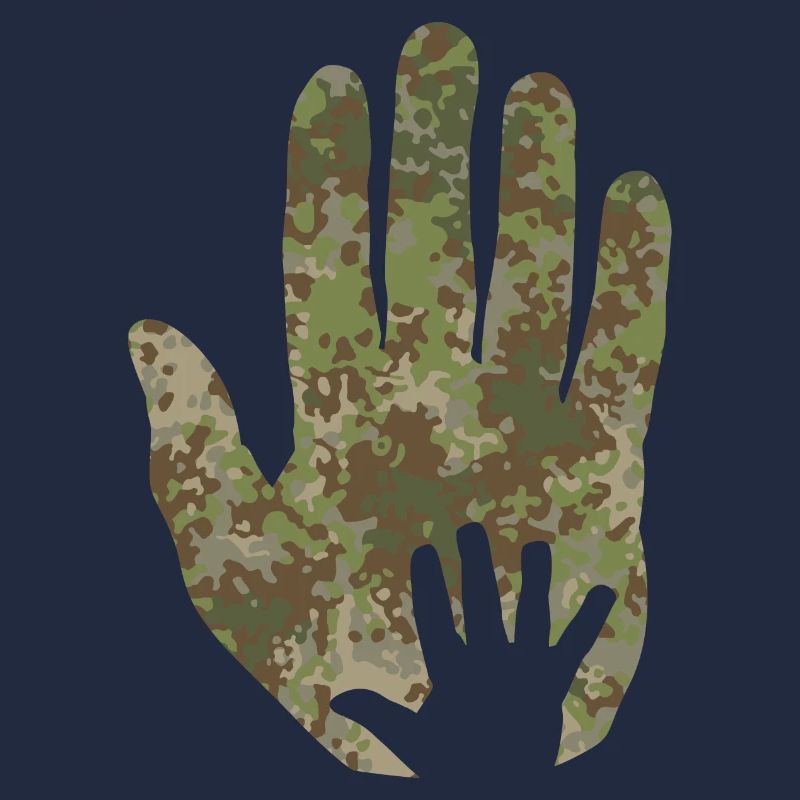 Main de bébé de camouflage multitarn à la main