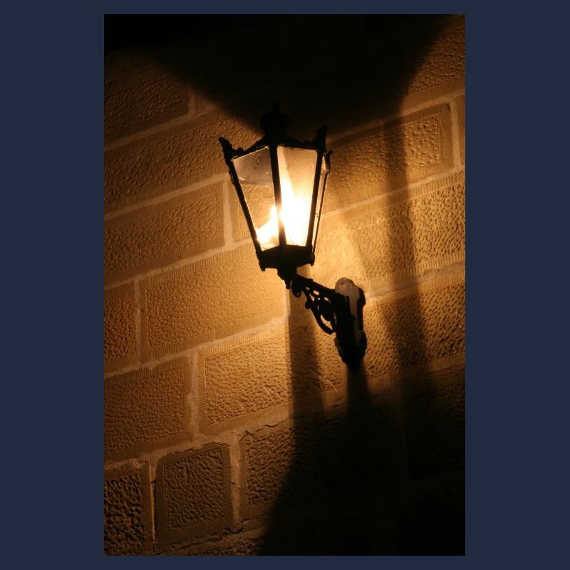 Lanterne nocturne sur mur de briques