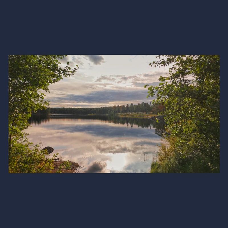 Spiegelung am Seeufer: Abendruhe