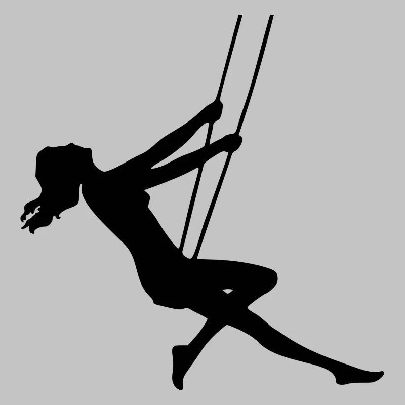 Fille sur la balançoire