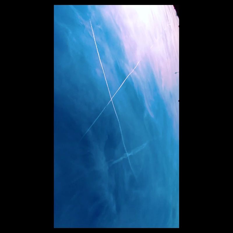 Croix de traînées dans le ciel
