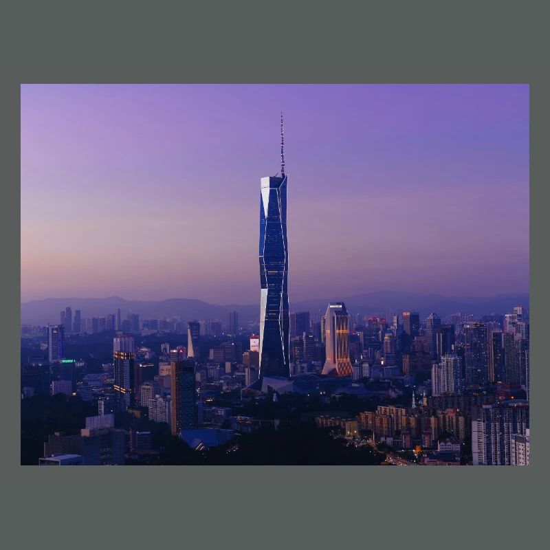 Dämmerungs-Skyline mit Turmspitze