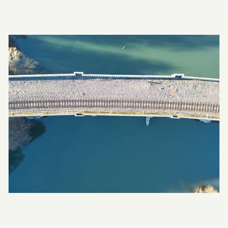 Vue du pont sur le viaduc tranquille de Herdecke