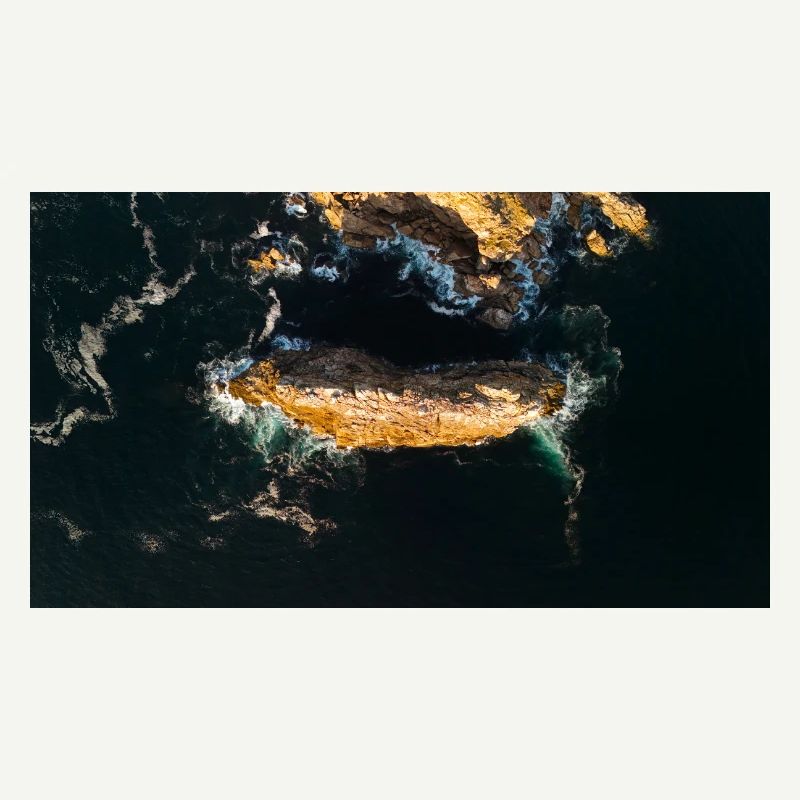Roche côtière dans le bleu de la mer