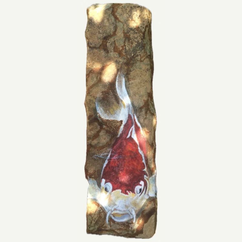Koi-Fisch auf rustikalem Marmor