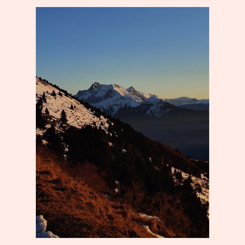Coucher de soleil sur sommets enneigés