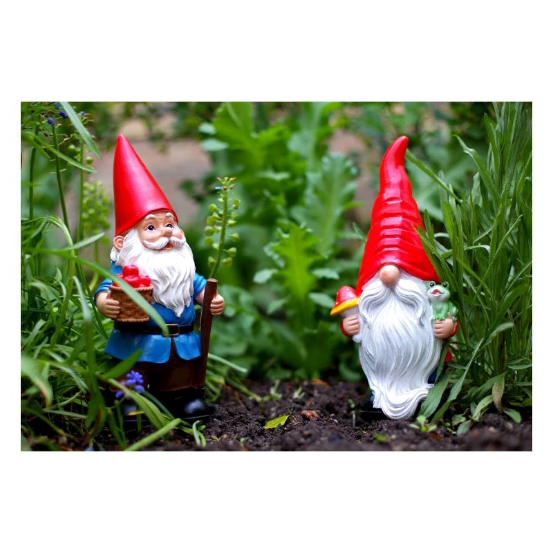 Nain de jardin dans le jardin fleuri