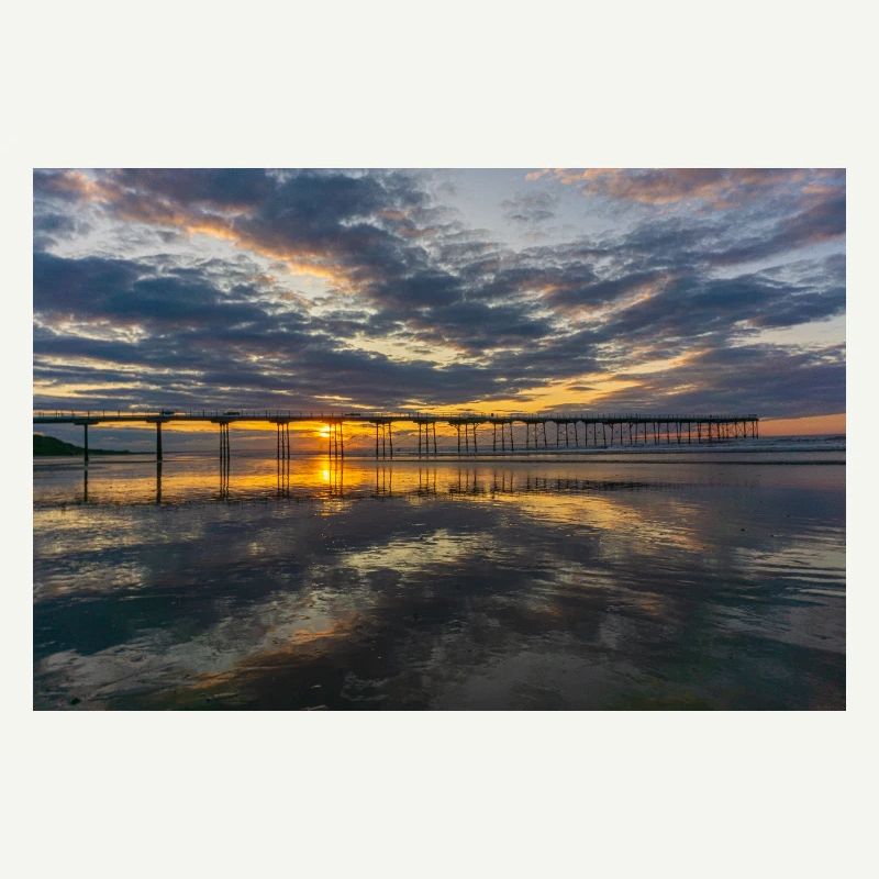 Reflets de la jetée du coucher de soleil