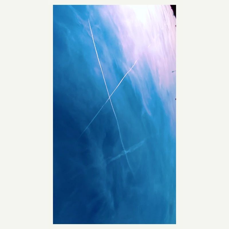 Croix de traînées dans le ciel