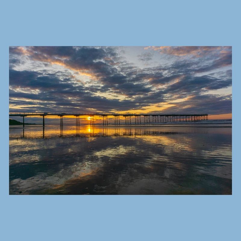 Reflets de la jetée du coucher de soleil