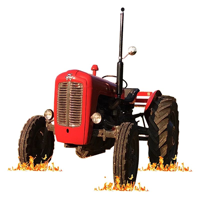 Roter Traktor im Feld