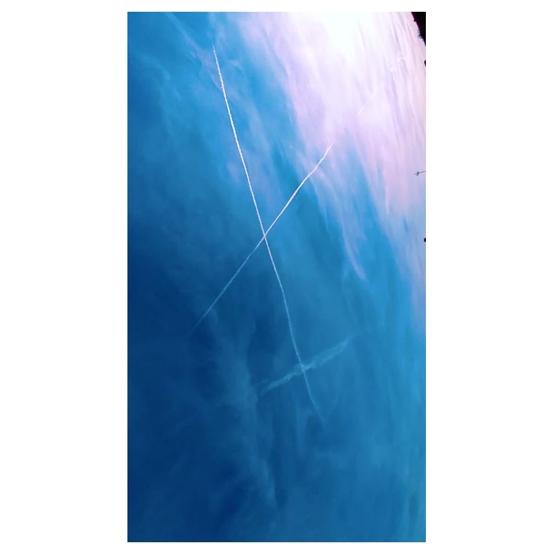 Croix de traînées dans le ciel