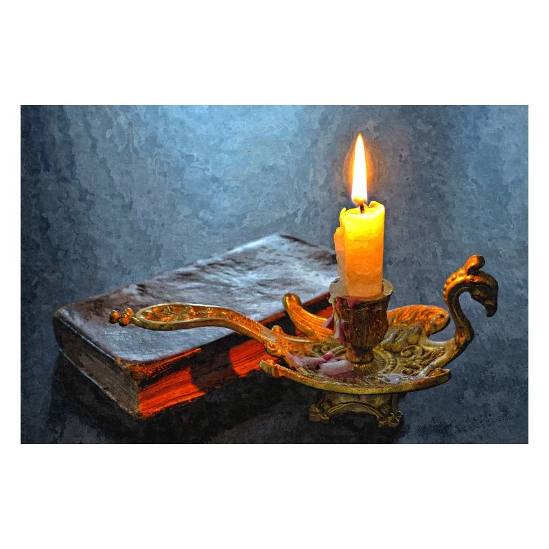 Aura antiquaire éclairée à la chandelle