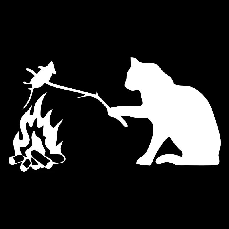 Chat observateur silencieux près de Campfire