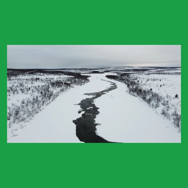 Une rivière sinueuse dans un paysage enneigé