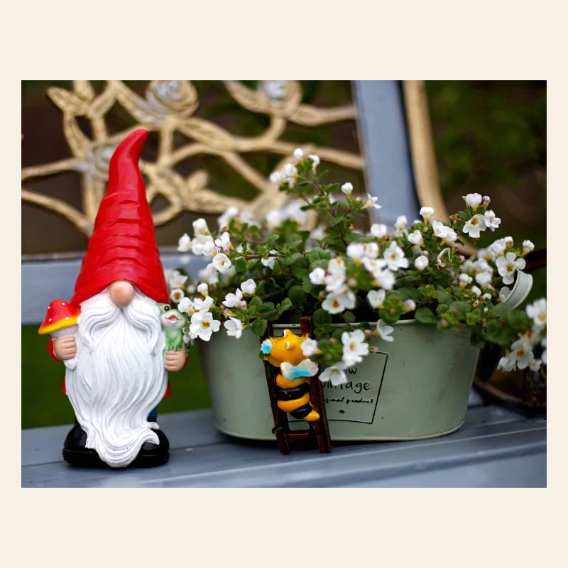 Nain de jardin dans un pot de fleurs