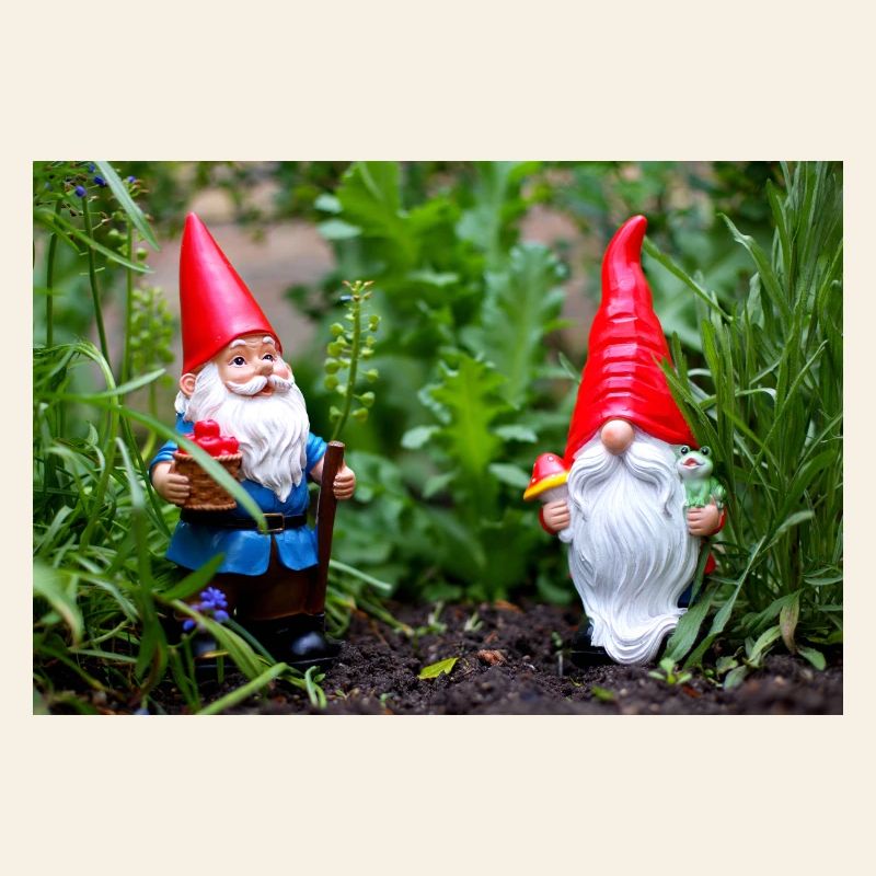 Nain de jardin dans le jardin fleuri