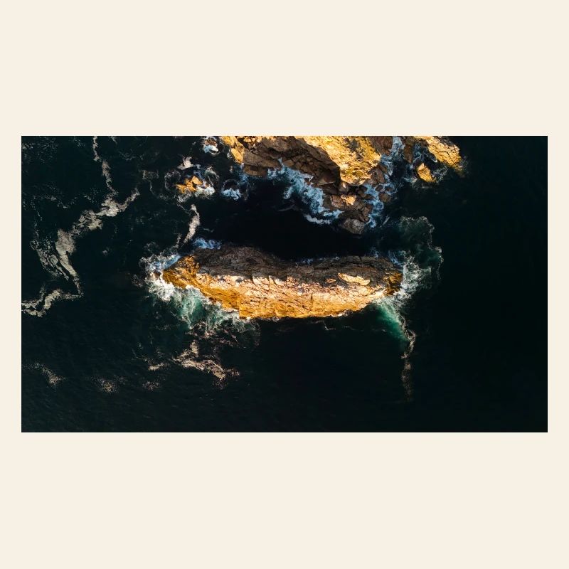 Roche côtière dans le bleu de la mer