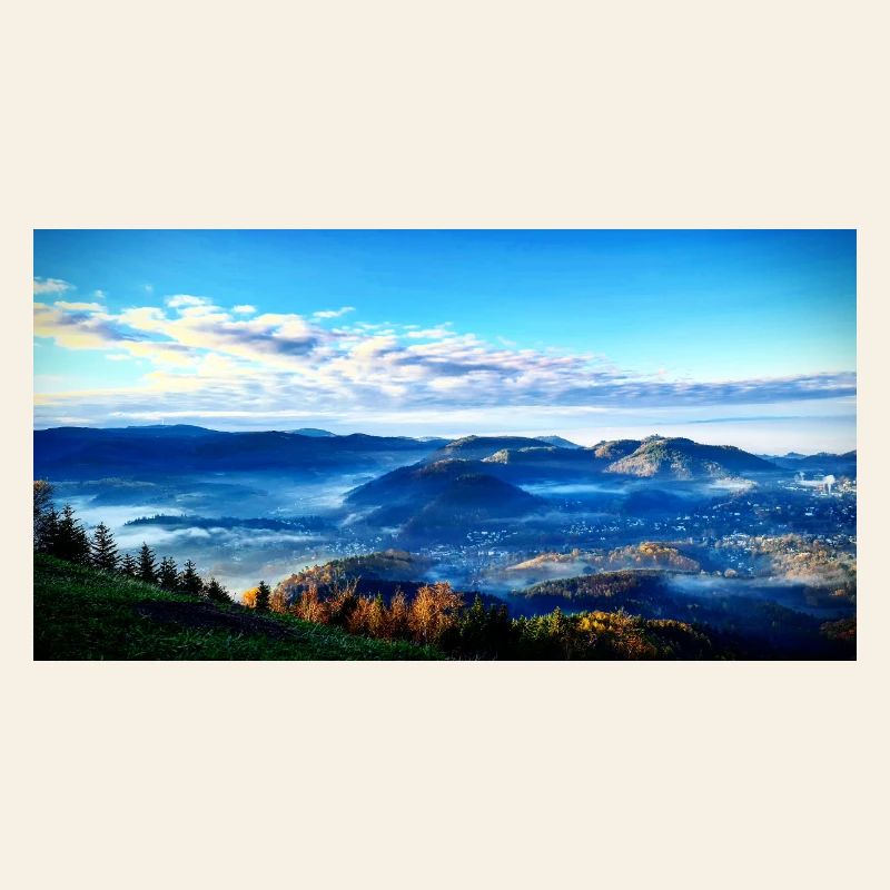 Paysage montagneux matinal de brouillard