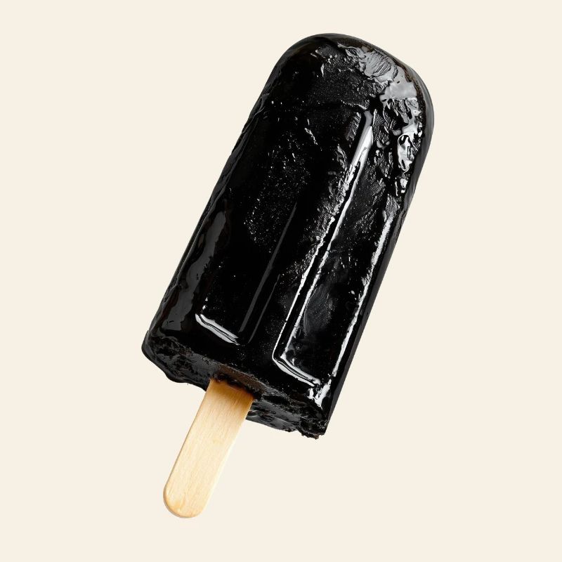 Glace sur bâtonnet noir