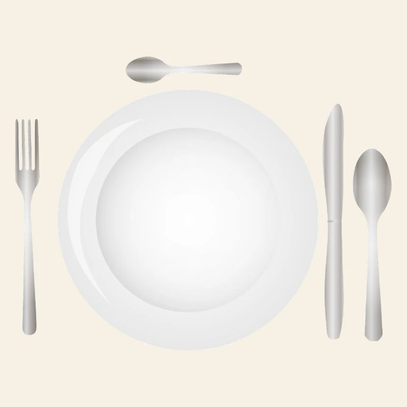 Mise en place de la table avec assiette vide et couverts