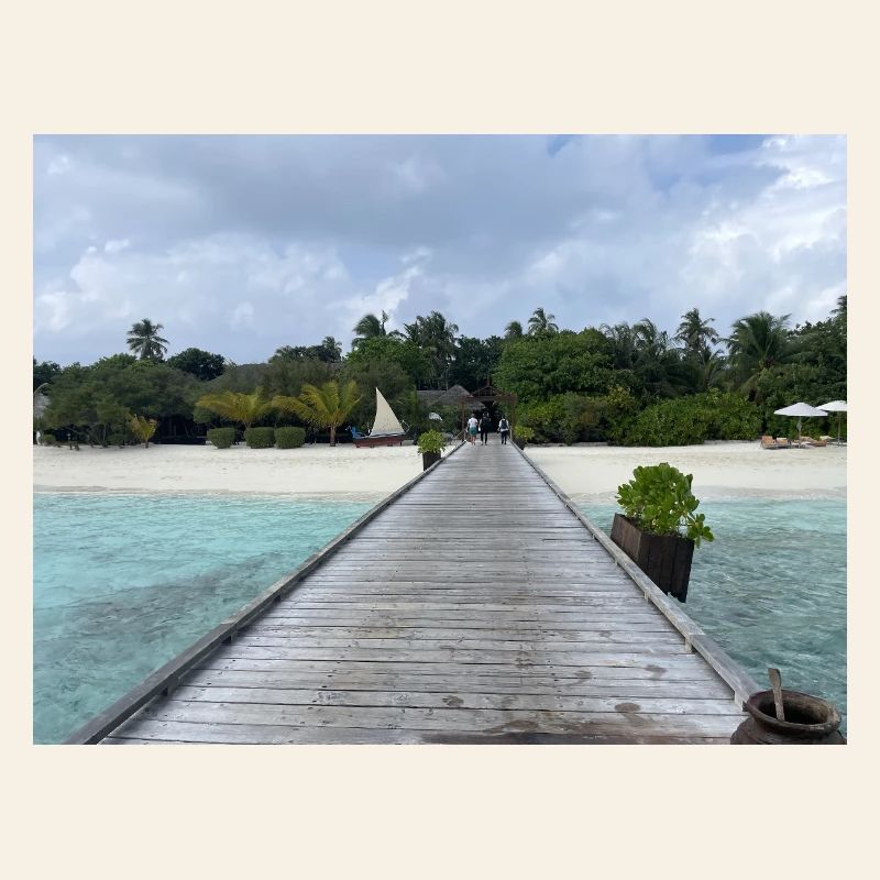 Jetée tropicale sur la mer turquoise Kudafushi Maldives