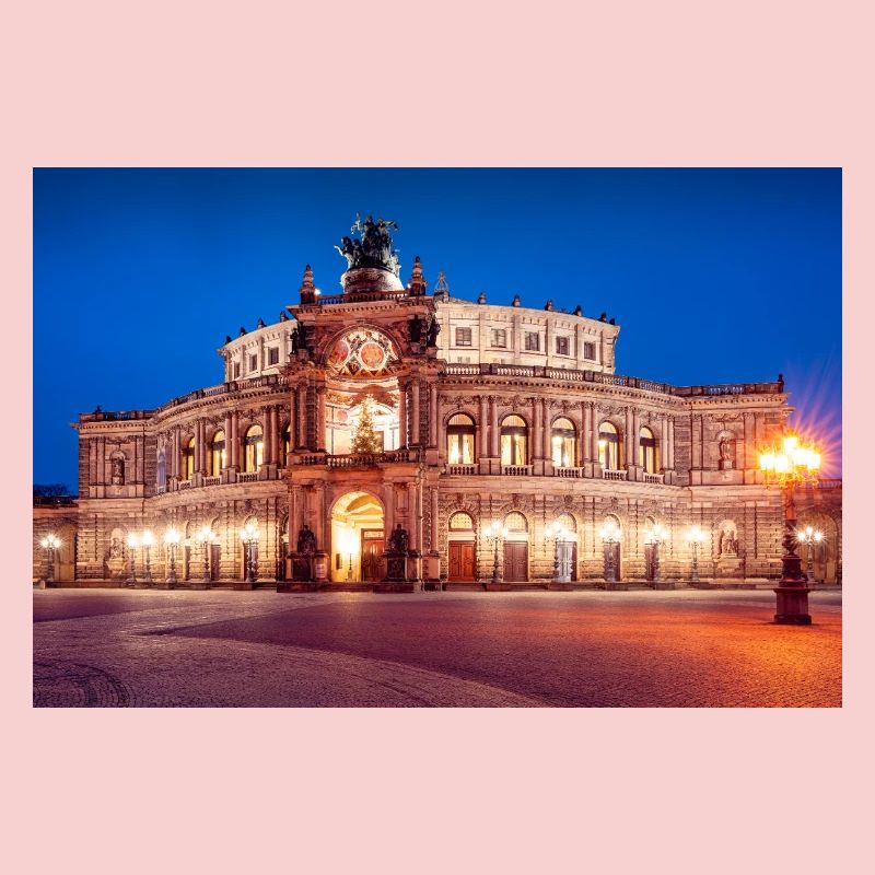 Dresdner Semperoper im Abendlicht