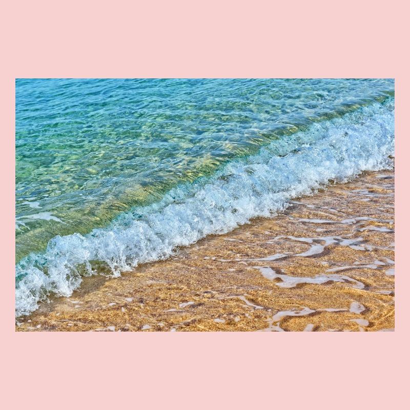 Des vagues cristallines sur une plage de sable doré