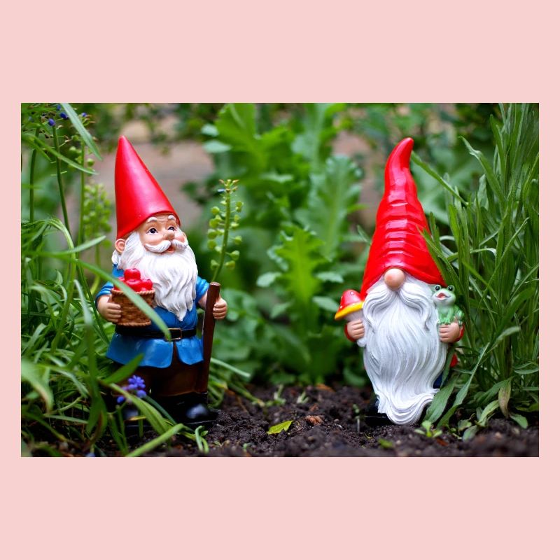 Nain de jardin dans le jardin fleuri