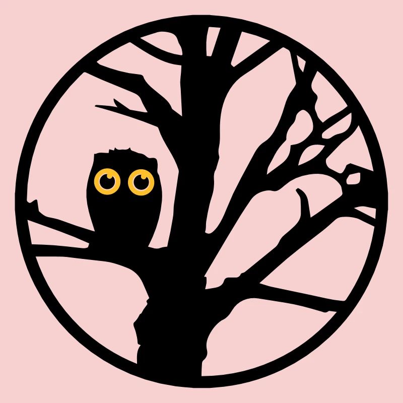 Eine Eule sitzt auf einem Baum