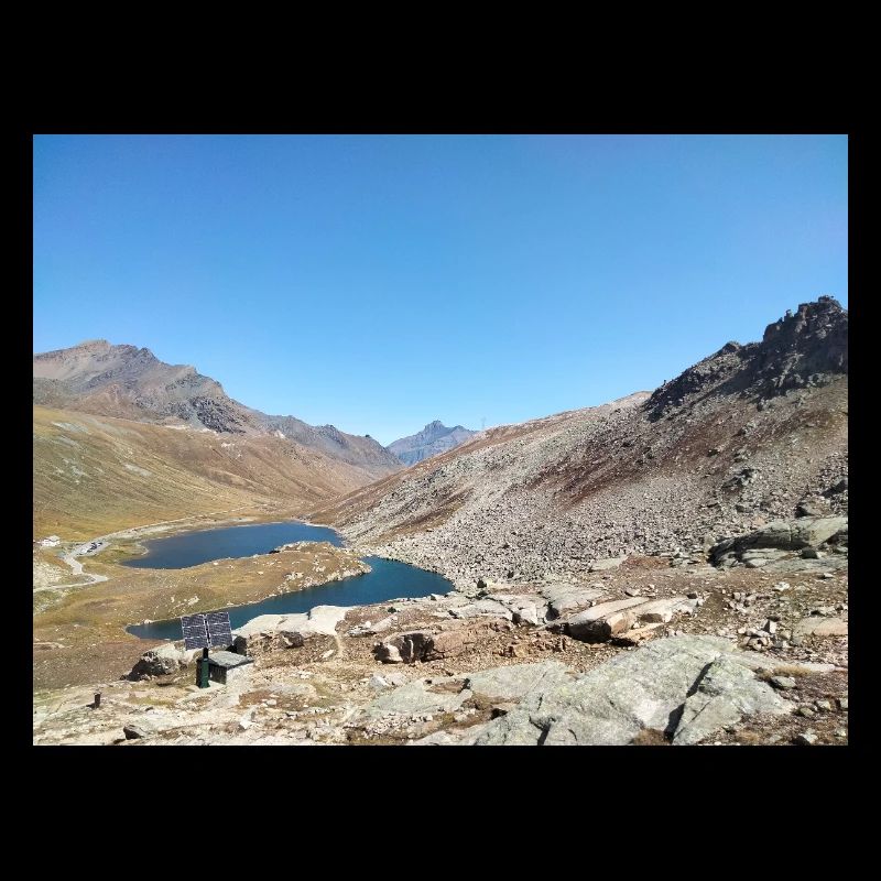 Alpensee unter klarem Himmel