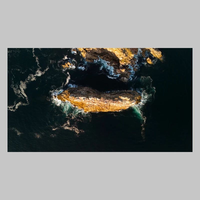 Roche côtière dans le bleu de la mer
