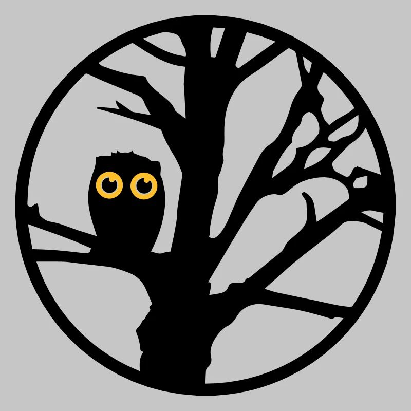 Eine Eule sitzt auf einem Baum